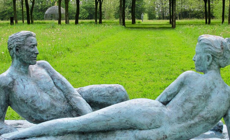 Jardin Bois Gilbert - Foto mit Steinskulptur eines Liebespaars