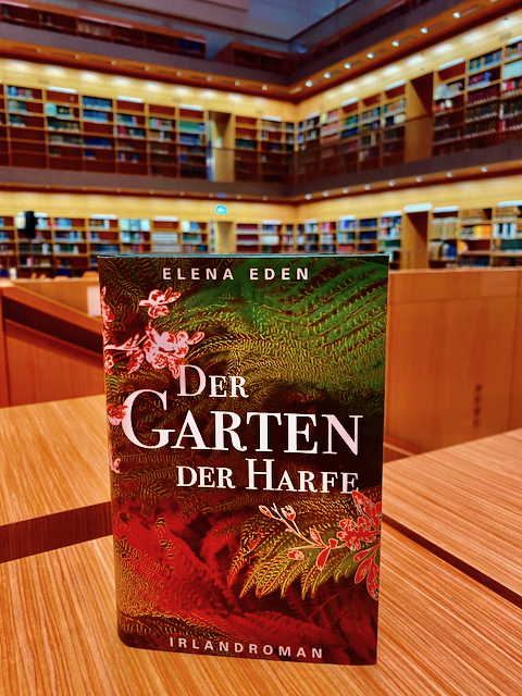 Elena Edens Irlandroman "Der Garten der Harfe" befindet sich in der Bibliothek.