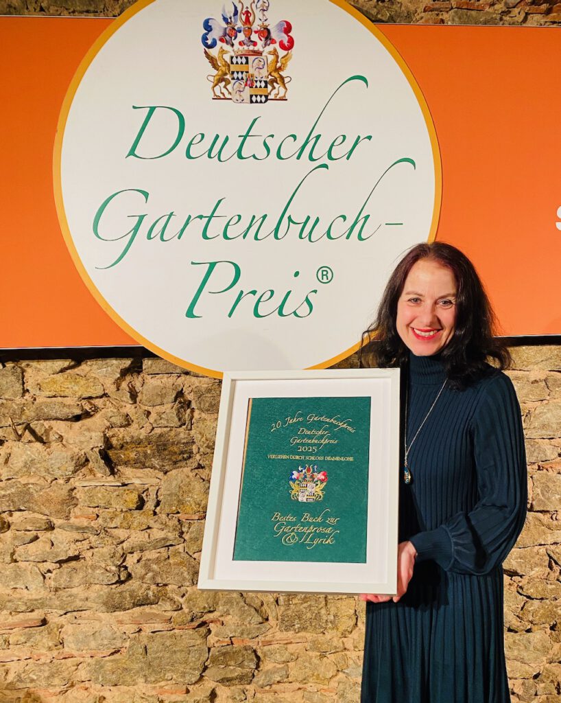 Elena Eden gewinnt den Ersten Preis beim Deutschen Gartenbuchpreis in der Kategorie "Gartenprosa & Lyrik"