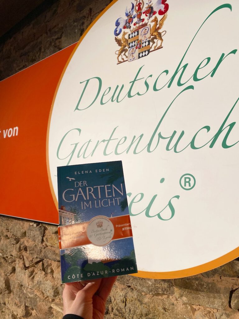 Der Roman "Der Garten im Licht" von Elena Eden wurde als "Bestes Buch zur Gartenprosa & Lyrik" ausgezeichnet.